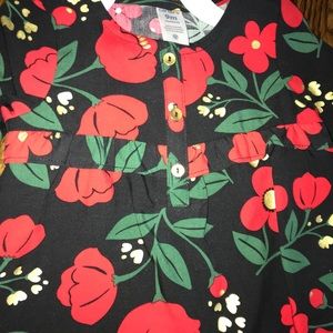 It’s black red floral top ! Never been worn 9m